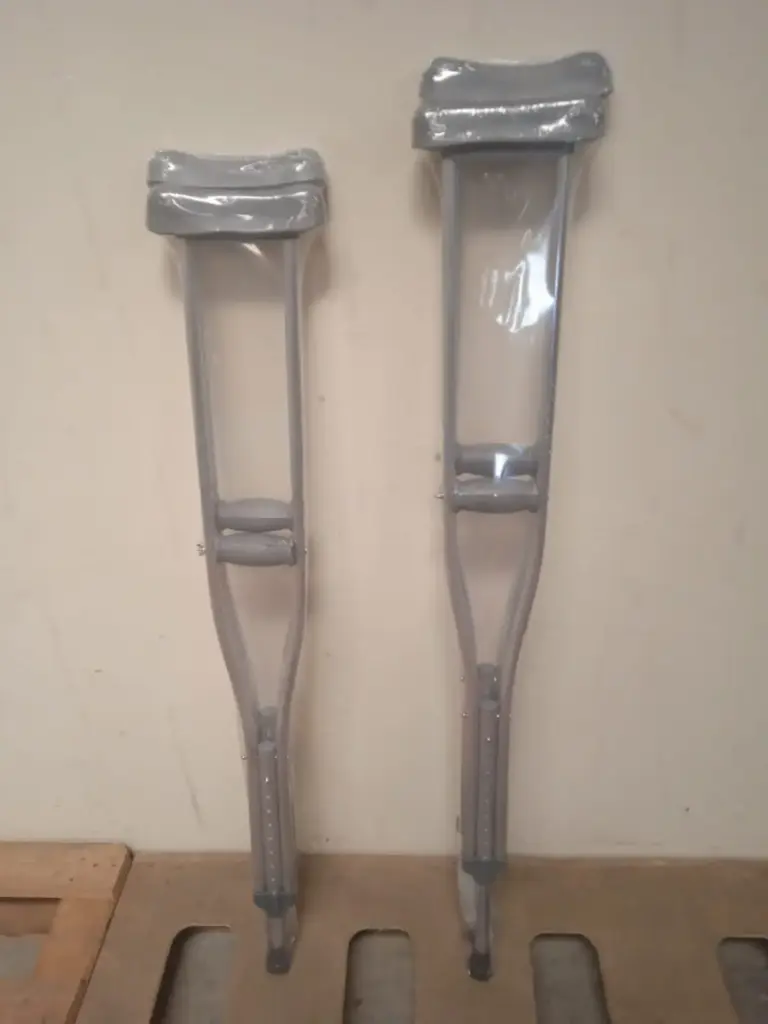 UNDERARM CRUTCHES